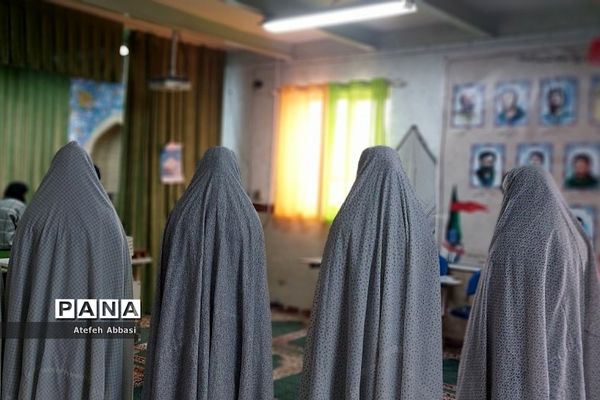 نشست قرآنی دختران دبیرستان حکمت بهارستان‌ دو