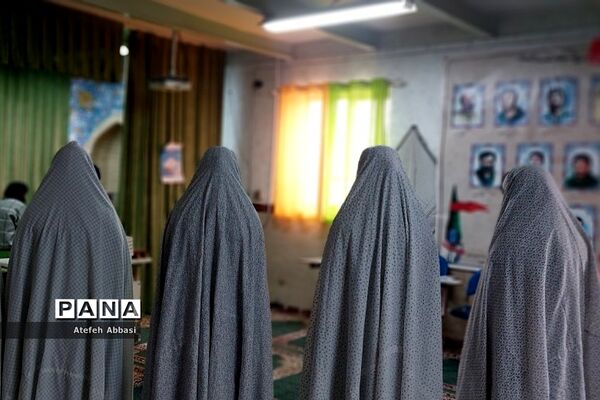 نشست قرآنی دختران دبیرستان حکمت بهارستان‌ دو