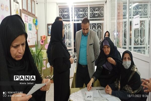 جلسه گزارش عملکرد تحصیلی دانش‌آموزان دبیرستان شاهد مطهره‌ کاشمر