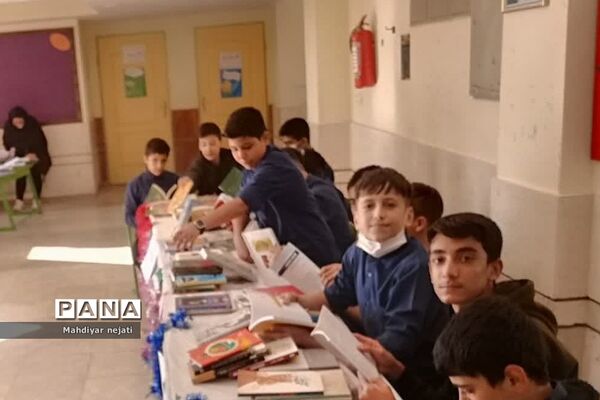 یک روز با کتاب در مدرسه امام‌ حسین(ع) رودهن