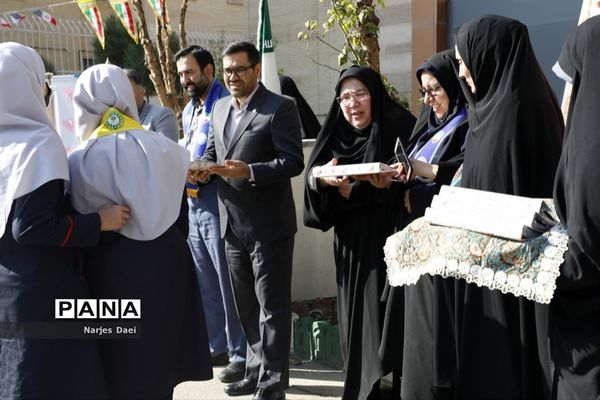 آیین نمادین انتخابات شورای دانش‌آموزی در دبیرستان فرزانگان