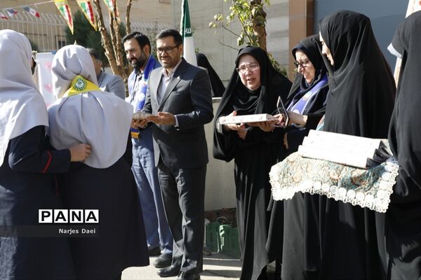 آیین نمادین انتخابات شورای دانش‌آموزی در دبیرستان فرزانگان