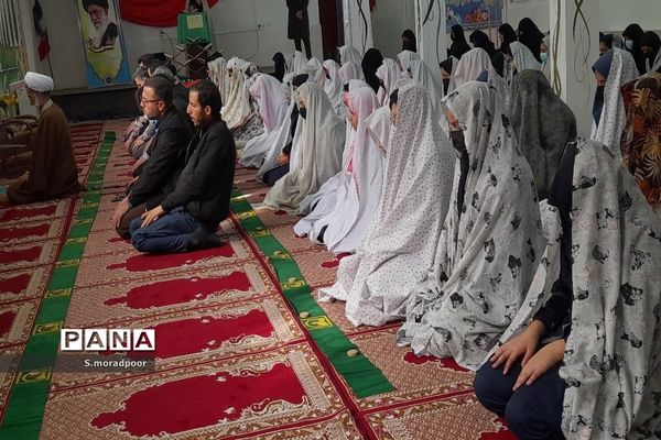 اقامه نماز جماعت در مدرسه هیأت امنایی سپیده شهرکرد