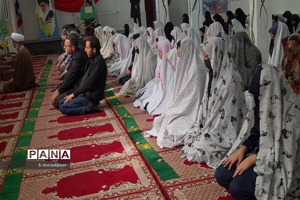 اقامه نماز جماعت در مدرسه هیأت امنایی سپیده شهرکرد