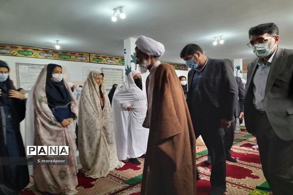 اقامه نماز جماعت در مدرسه هیأت امنایی سپیده شهرکرد