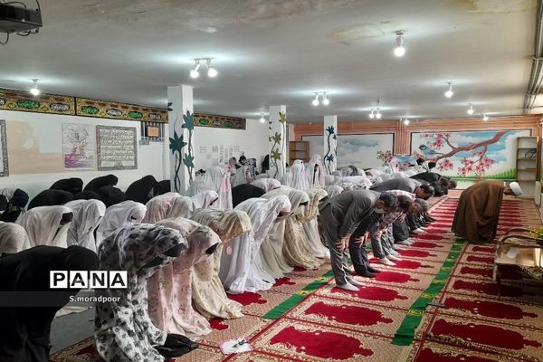 اقامه نماز جماعت در مدرسه هیأت امنایی سپیده شهرکرد