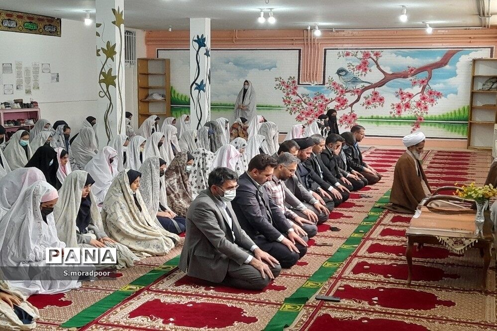 اقامه نماز جماعت در مدرسه هیأت امنایی سپیده شهرکرد