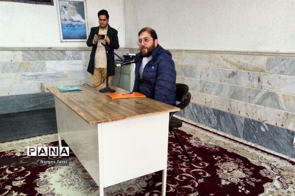 نشست رئیس سازمان دانش‌آموزی قم با دانش‌آموزان جعفرآباد