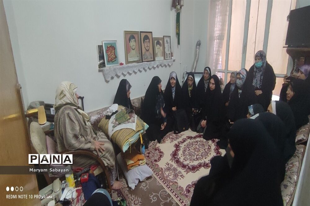 دیدار دانش‌آموزان و نوجوانان بسیجی با خانواده شهید محله در هفته بسیج