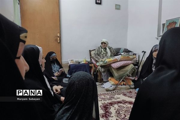 دیدار دانش‌آموزان و نوجوانان بسیجی با خانواده شهید محله در هفته بسیج