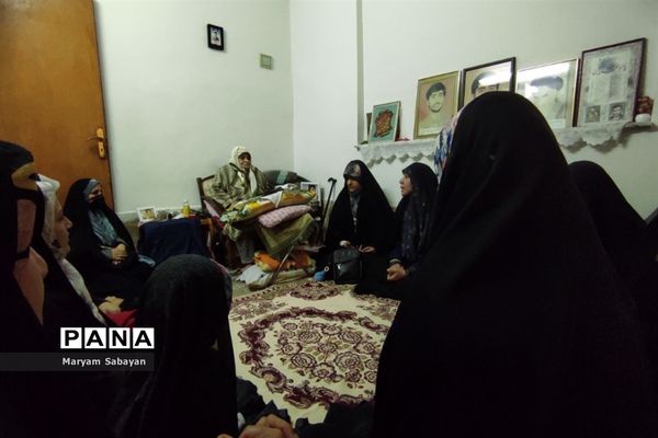 دیدار دانش‌آموزان و نوجوانان بسیجی با خانواده شهید محله در هفته بسیج