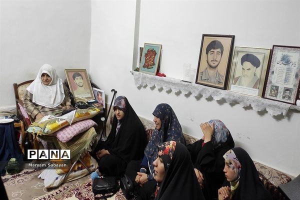 دیدار دانش‌آموزان و نوجوانان بسیجی با خانواده شهید محله در هفته بسیج