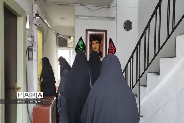 دیدار دانش‌آموزان و نوجوانان بسیجی با خانواده شهید محله در هفته بسیج