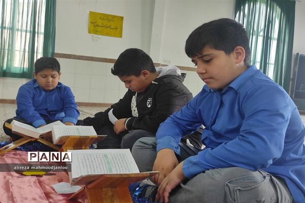 کرسی تلاوت قرآن کریم در دبستان شهید اسماعیلی گلوگاه