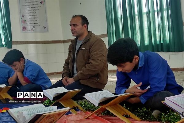 کرسی تلاوت قرآن کریم در دبستان شهید اسماعیلی گلوگاه