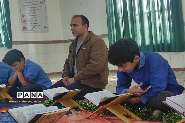کرسی تلاوت قرآن کریم در دبستان شهید اسماعیلی گلوگاه