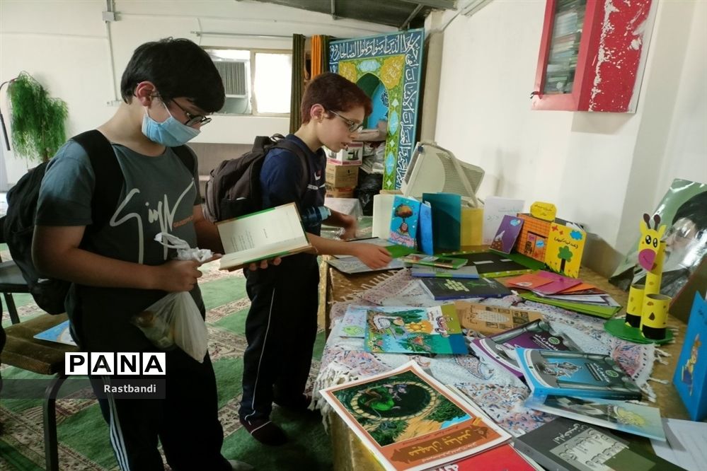 نمایشگاه کتاب دبستان امید انقلاب منطقه ۱۳