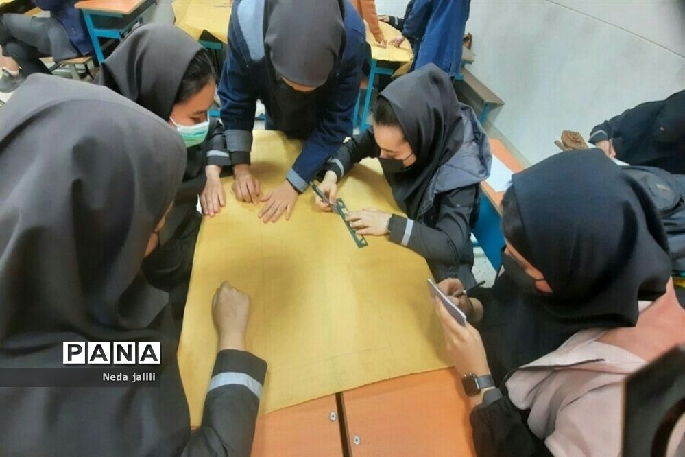 آموزش خیاطی توسط دانش‌آموزان