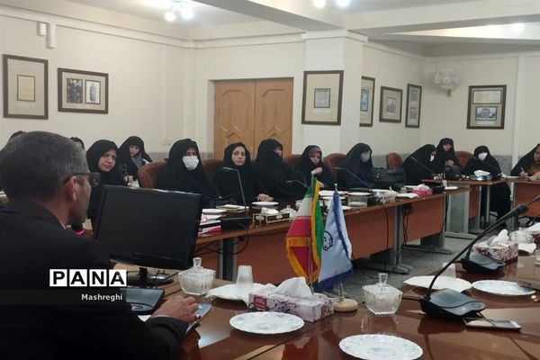 جلسه هم‌اندیشی مربیان عضو سازمان دانش‌آموزی کاشان با مدیر سازمان دانش‌آموزی استان اصفهان