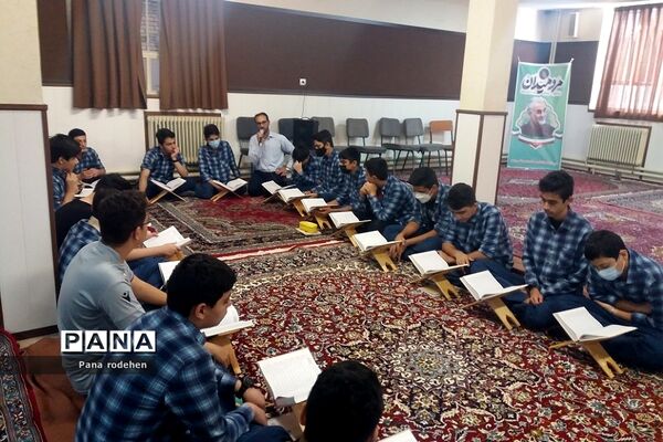 برگزاری محفل انس با قرآن در مدارس رودهن