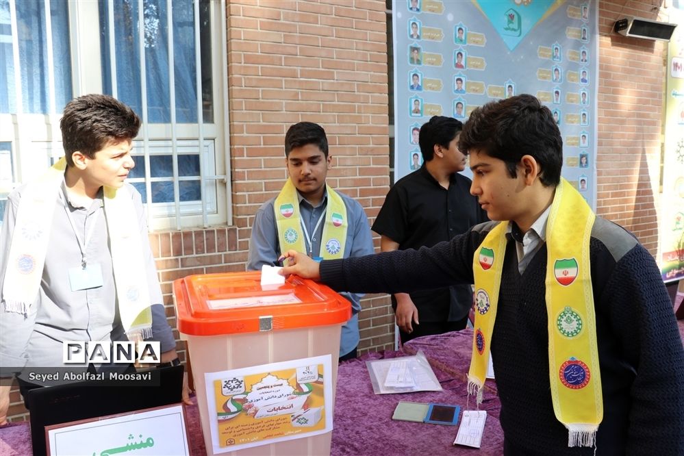 آیین نمادین انتخابات شورای دانش‌آموزی ناحیه ۳ مشهد