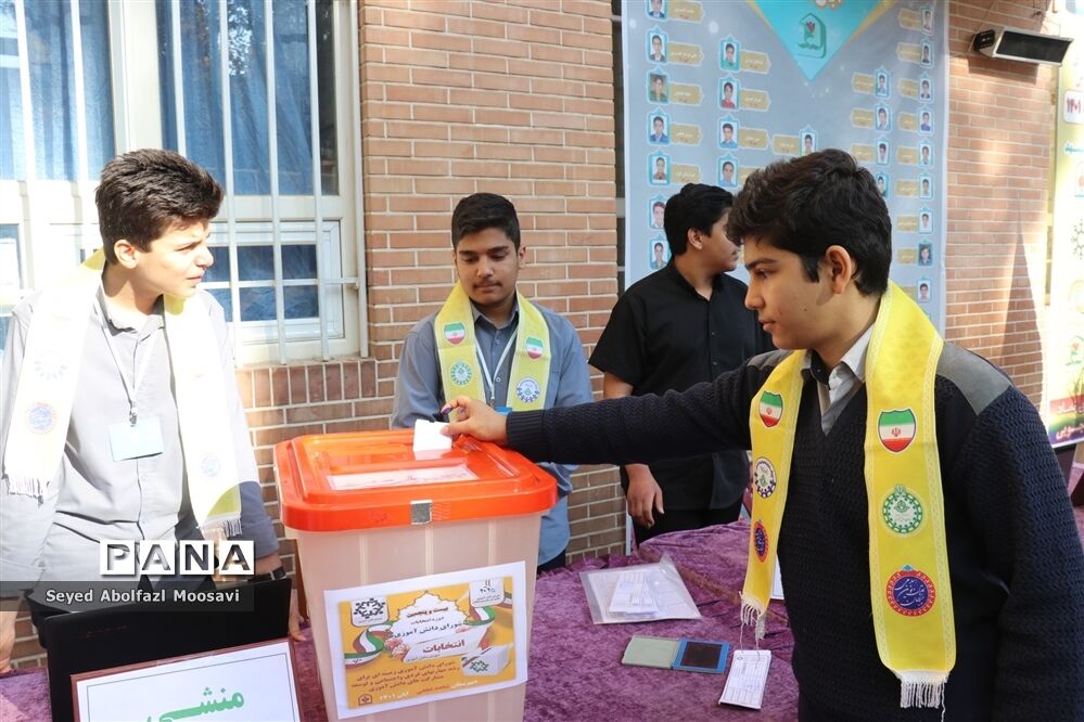 آیین نمادین انتخابات شورای دانش‌آموزی ناحیه ۳ مشهد