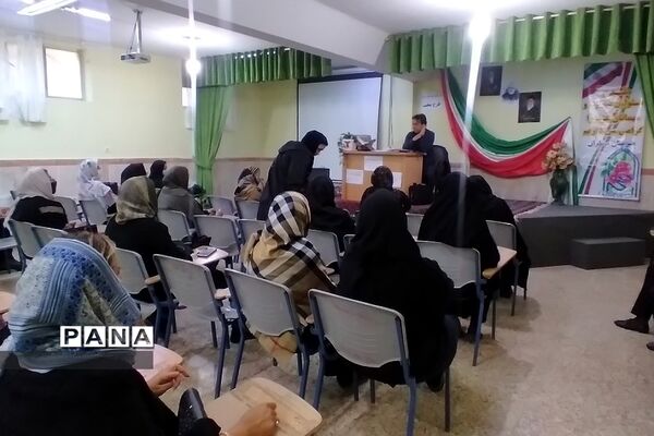 برگزاری جلسه آموزش خودمراقبتی اعتیاد در هنرستان‌مبتکران رودهن