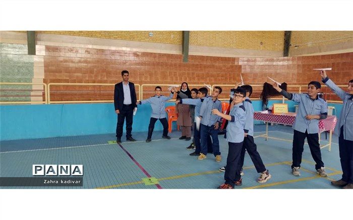 برگزاری مسابقه پرتاب موشک کاغذی ویژه دانش‌آموزان در آباده/ فیلم