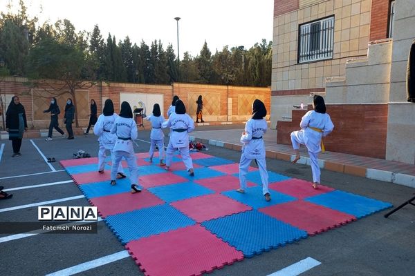 تقدیر از دانش‌آموزان منتخب مسابقات دبیرستان خوارزمی رباط‌ کریم