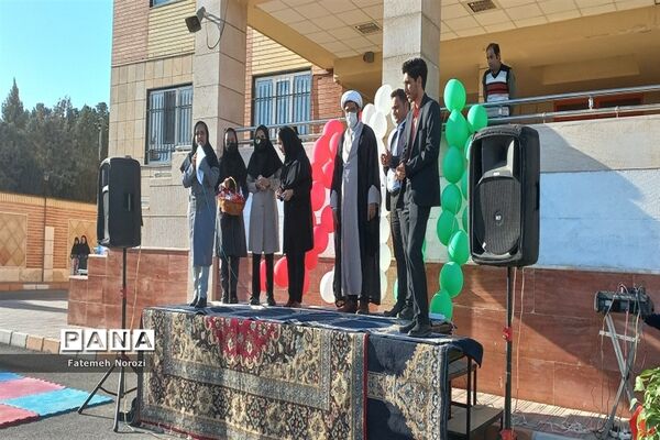 تقدیر از دانش‌آموزان منتخب مسابقات دبیرستان خوارزمی رباط‌ کریم