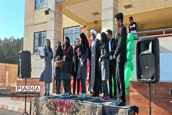 تقدیر از دانش‌آموزان منتخب مسابقات دبیرستان خوارزمی رباط‌ کریم