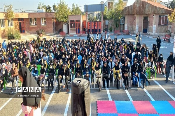 تقدیر از دانش‌آموزان منتخب مسابقات دبیرستان خوارزمی رباط‌ کریم