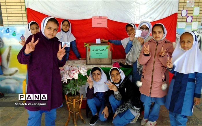 شور و اشتیاق دانش‌آموزان نایینی در انتخابات شورای دانش‌آموزی