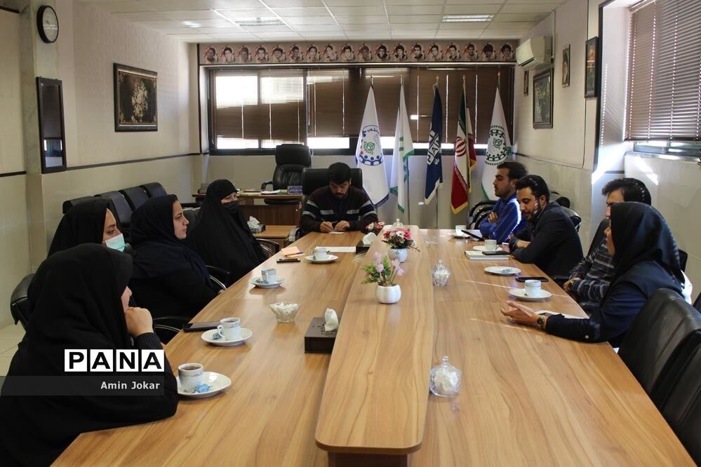 دیدار مشاور مدیرکل آموزش و پرورش فارس در امور بانوان با اعضا سازمان دانش‌آموزی فارس