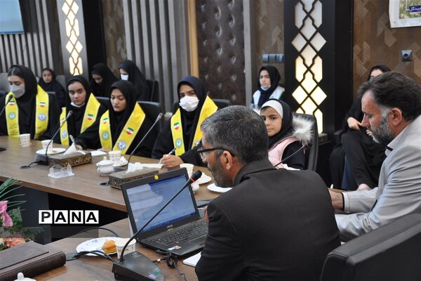 نشست صمیمی مدیر سازمان دانش‌آموزی استان اصفهان با خبرنگاران پانا‌ آران و بیدگل
