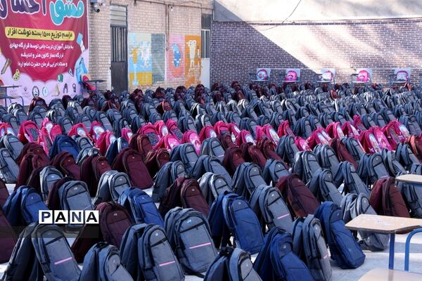 توزیع ۱۵۰۰ بسته نوشت افزار به دانش‌آموزان محروم تربت جام