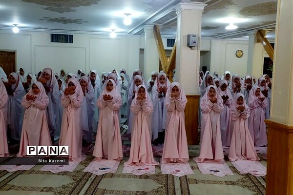اقامه نماز جماعت توسط دانش‌آموزان ابتدایی مدرسه شهید‌غیوری شهرری