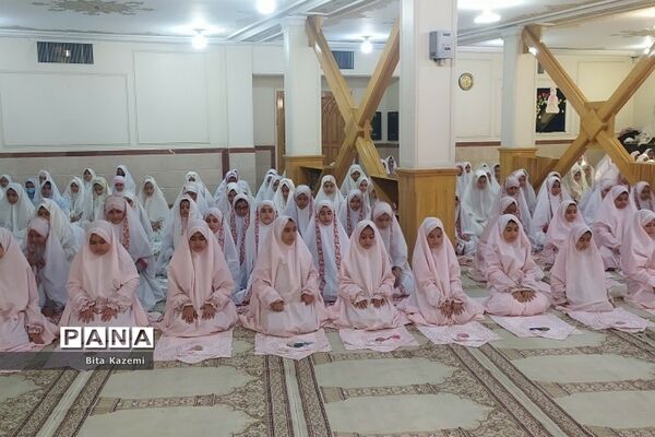 اقامه نماز جماعت توسط دانش‌آموزان ابتدایی مدرسه شهید‌غیوری شهرری
