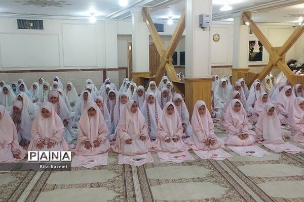 اقامه نماز جماعت توسط دانش‌آموزان ابتدایی مدرسه شهید‌غیوری شهرری