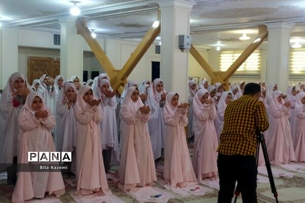 اقامه نماز جماعت توسط دانش‌آموزان ابتدایی مدرسه شهید‌غیوری شهرری