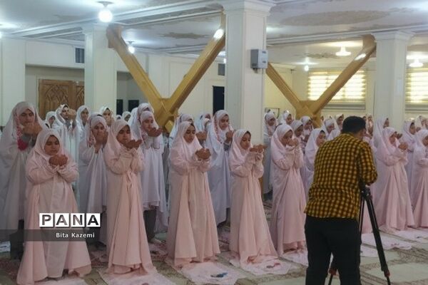 اقامه نماز جماعت توسط دانش‌آموزان ابتدایی مدرسه شهید‌غیوری شهرری