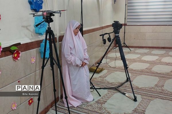 اقامه نماز جماعت توسط دانش‌آموزان ابتدایی مدرسه شهید‌غیوری شهرری