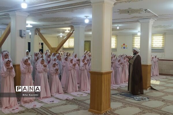 اقامه نماز جماعت توسط دانش‌آموزان ابتدایی مدرسه شهید‌غیوری شهرری