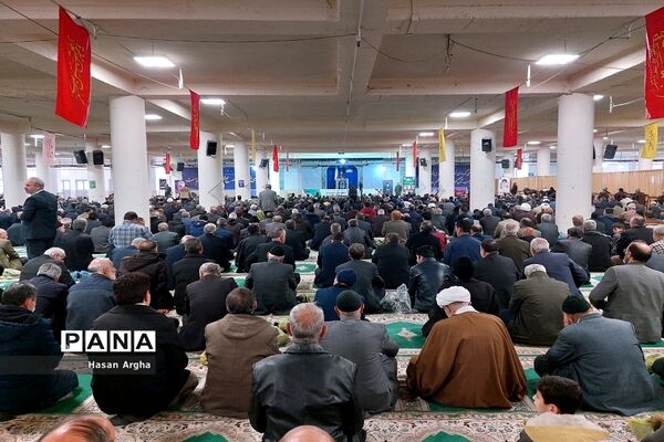 حضور پرشور بسیجیان در نماز جمعه زنجان به‌مناسبت هفته بسیج