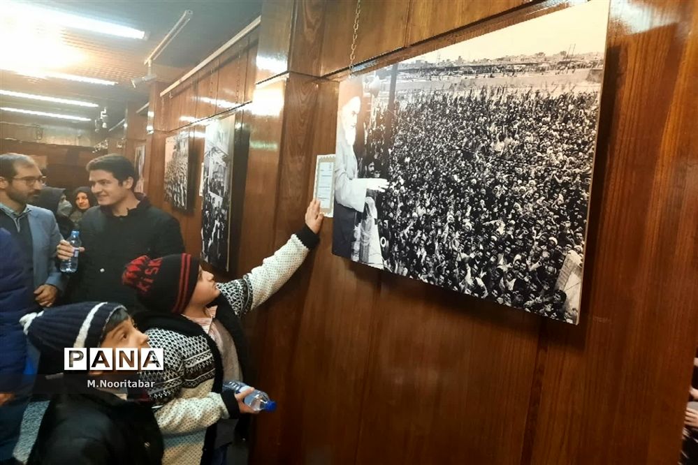 تجدید پیمان فرهنگیان و دانش‌آموزان با آرمان‌های انقلاب در حسینیه جماران