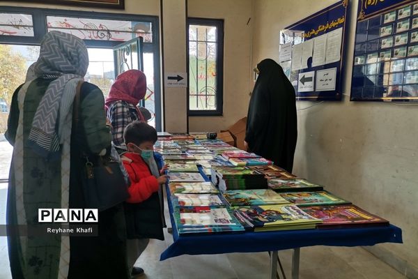 نمایشگاه کتاب، دنیای جلدهای رنگارنگ در پاکدشت