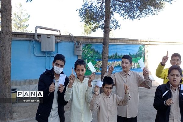 انتخابات شورای دانش آموزی در مدرسه فرهنگ کاشمر