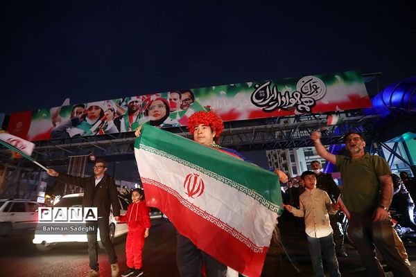 شادی مردم تهران پس از پیروزی ایران مقابل ولز