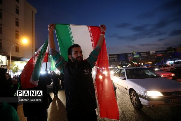 شادی مردم تهران پس از پیروزی ایران مقابل ولز