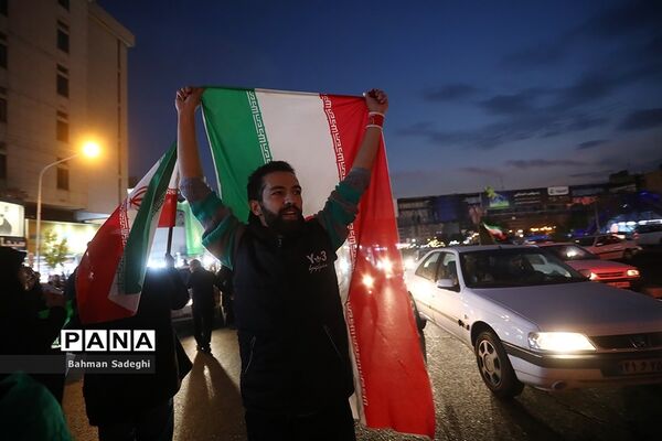 شادی مردم تهران پس از پیروزی ایران مقابل ولز